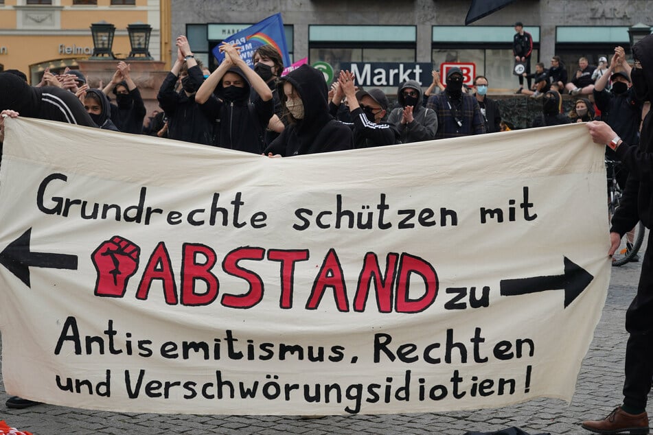 Auf dem Leipziger Marktplatz trafen hunderte Demonstranten aufeinander.
