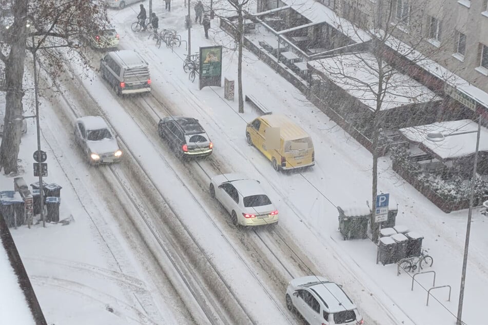Auf der Karl-Liebknecht-Straße in Leipzig war trotz des Wetters am Morgen reger Verkehr.