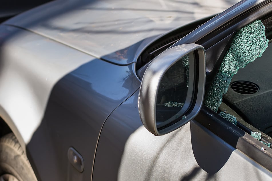 Die Seitenscheibe eines Autos in Großröhrsdorf schlugen Beamte der Polizei ein, nachdem sich ein Autofahrer nicht kooperativ gezeigt hatte. (Symbolbild)