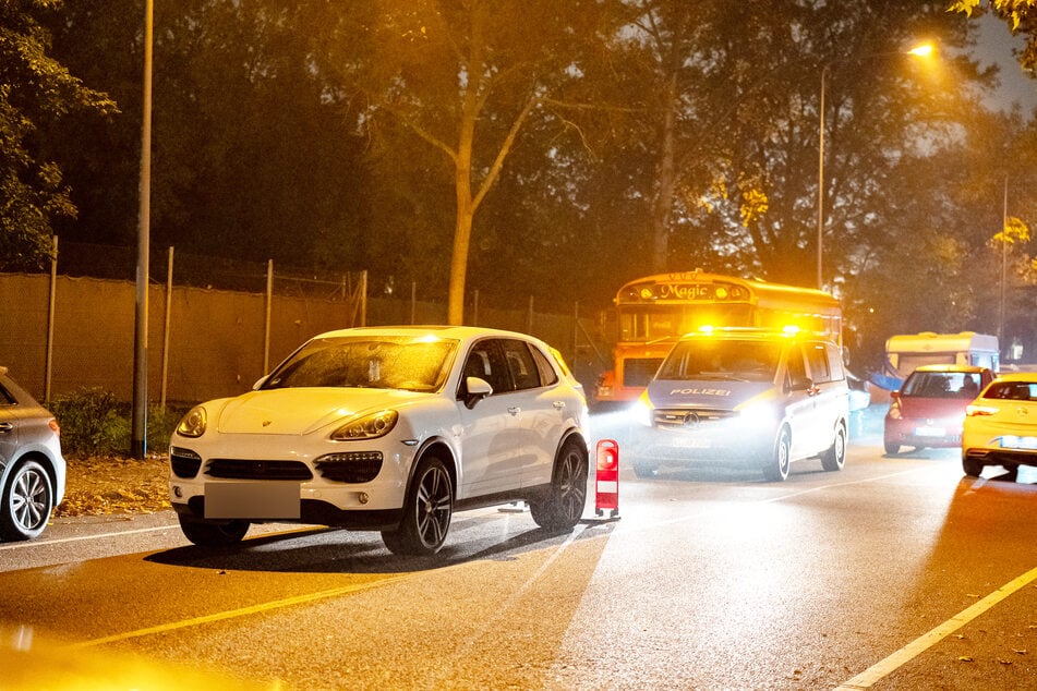 Der weiße Porsche Cayenne wurde von der Polizei gestoppt und umzingelt.