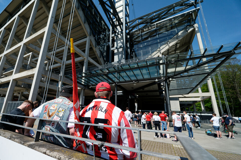 Fans des 1. FC Köln standen am 9. Mai vor dem RheinEnergie Stadion, um ihre Mannschaft beim Spiel gegen den SC Freiburg anzufeuern.