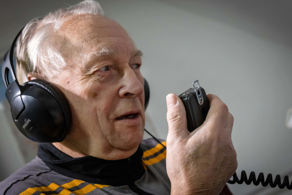 Funken ist für Jürgen Schneider (76) eine schöne Art der Völkerverständigung - und im Notfall auch mehr.