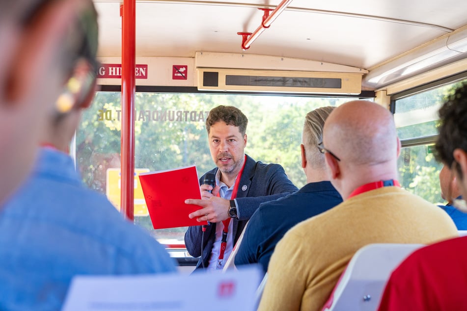 Stefan Ehly (42) von der IG Metall Dresden und Riesa im "Tourbus". Er plädierte für "Augenhöhe".