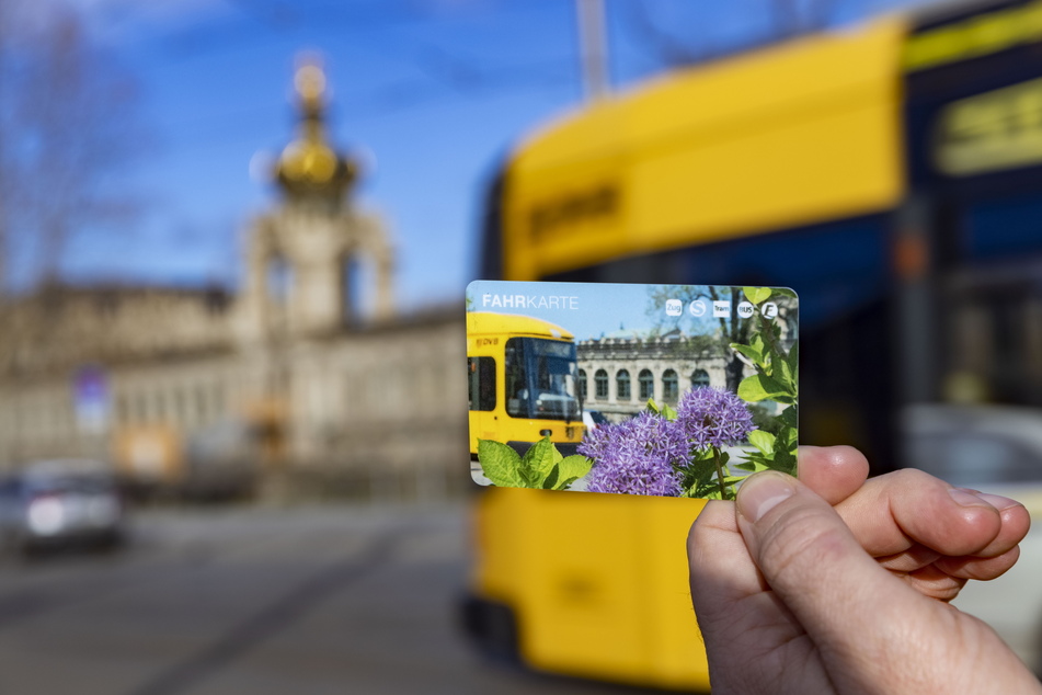 Der Pass rabattiert den ÖPNV: Das Deutschlandticket kostet die Hälfte weniger.