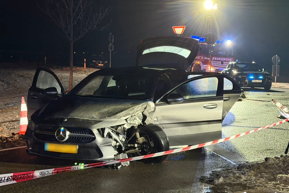 Nach einem Unfall im Kreisverkehr konnten die beiden Personen im Fluchtauto festgenommen werden.
