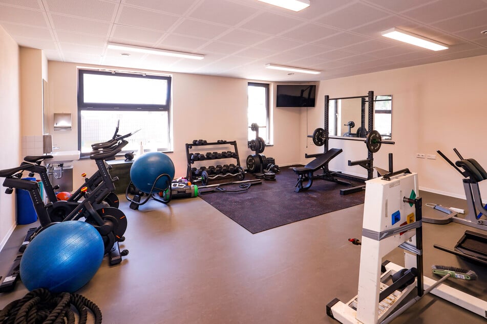 Einblick in einen Fitnessraum von innen.