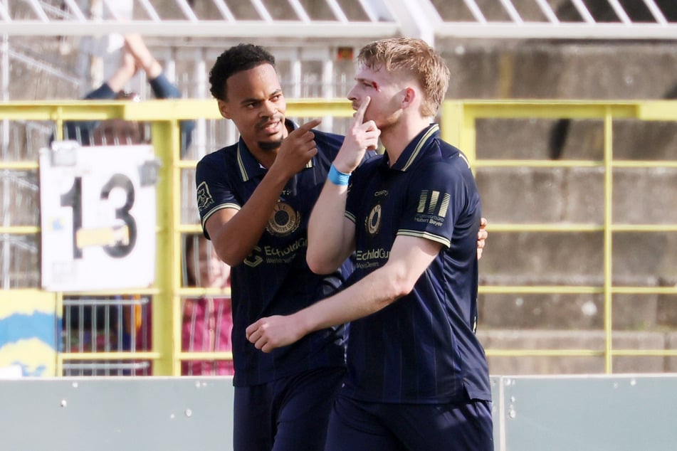 Bei seinem Tor in der ersten Halbzeit wurde Stefan Maderer (29, r.) am Kopf erwischt. Seitz ließ ihn deshalb in der Pause draußen.