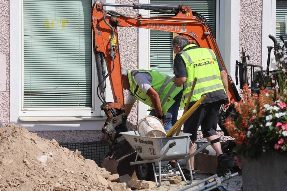 Einsatzkräfte versuchten den Schutt händisch aus dem Weg zu räumen - doch vergeblich.