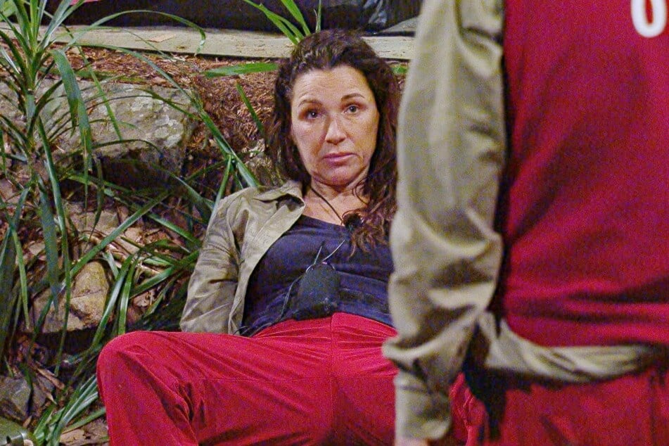 Simone Ballack (49) wundert sich, warum Gil (43) von den Zuschauern Runde für Runde weitergewählt wird.