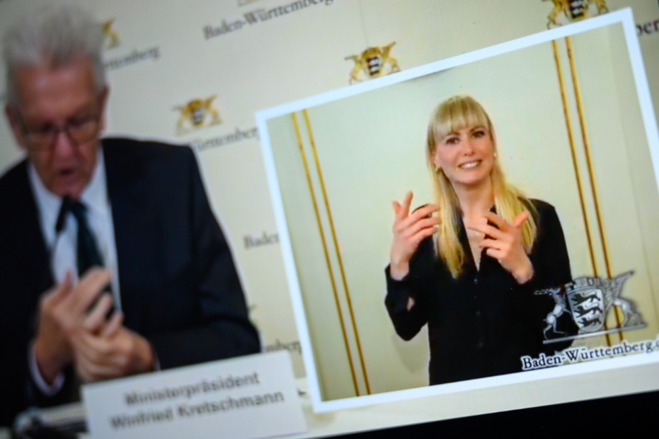 Gebärdensprachendolmetscherin Franziska Paschek (30) übersetzt eine Rede des baden-württembergischen Ministerpräsidenten Winfried Kretschmann (71, Grüne).