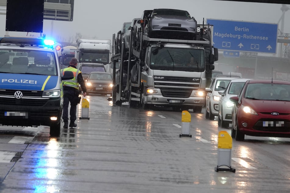 Weil der Verkehr an der Unfallstelle vorbeigeführt werden musste, kam es zu Verkehrseinschränkungen.