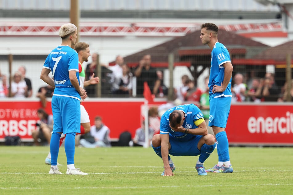 Traurige Gesichter! Die Lok-Spieler nach dem Abpfiff in Havelse. Nach den regulären 180 Minuten gab es keinen Sieger. In der Verlängerung setzte sich Havelse durch.