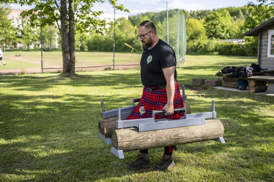 Für den Farmers Walk schleppt Matthias Schuffenhauer (40) selbstgebaute Gewichte.