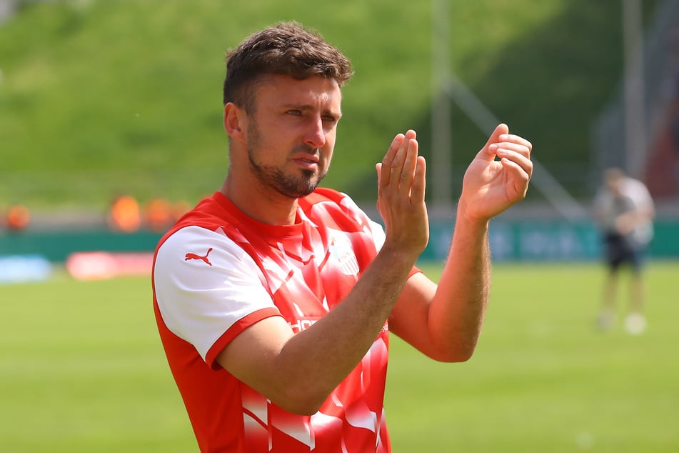 Auch Ex-FSV-Spieler Davy Frick (36) bekam bei seinem Abschied "Gelb-Rot" vom Schiri.