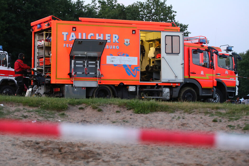 Rettungskräfte und Taucher rückten an, um den Toten zu bergen. (Symbolbild)