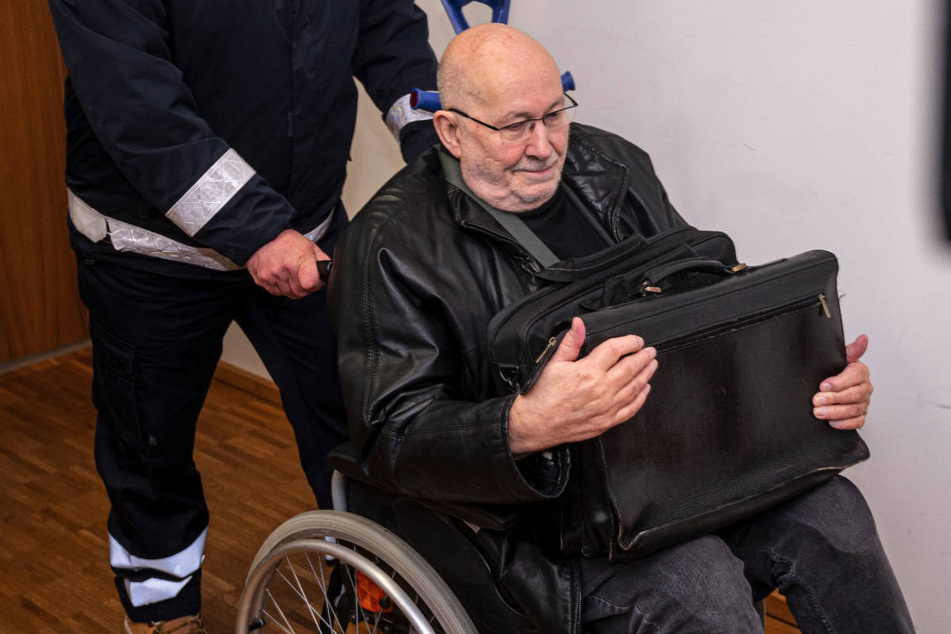 Der Prozess gegen Horst Mahler (87) ist am vergangenen Freitag aufgrund gesundheitlicher Probleme des Angeklagten unterbrochen worden.
