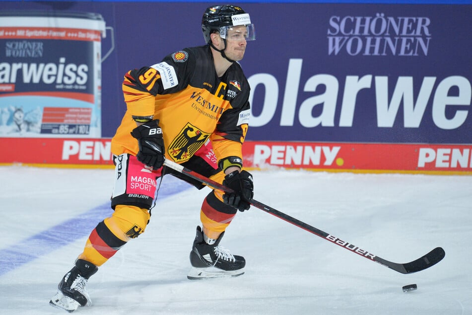 Der 35-jährige Verteidiger schnürte bislang 73-mal für die Deutsche Eishockey Nationalmannschaft die Schlittschuhe.
