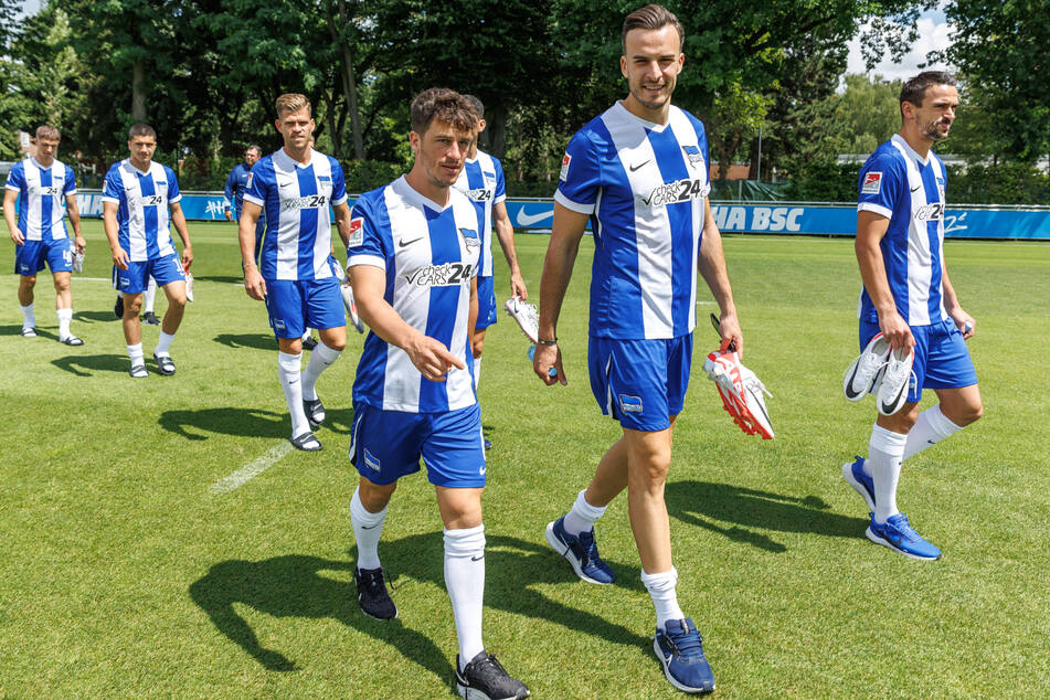 Neu-Herthaner Diego Demme (32) und Top-Torjäger Haris Tabakovic (30, 2.v.r.) dürfen auf dem Foto nicht fehlen.