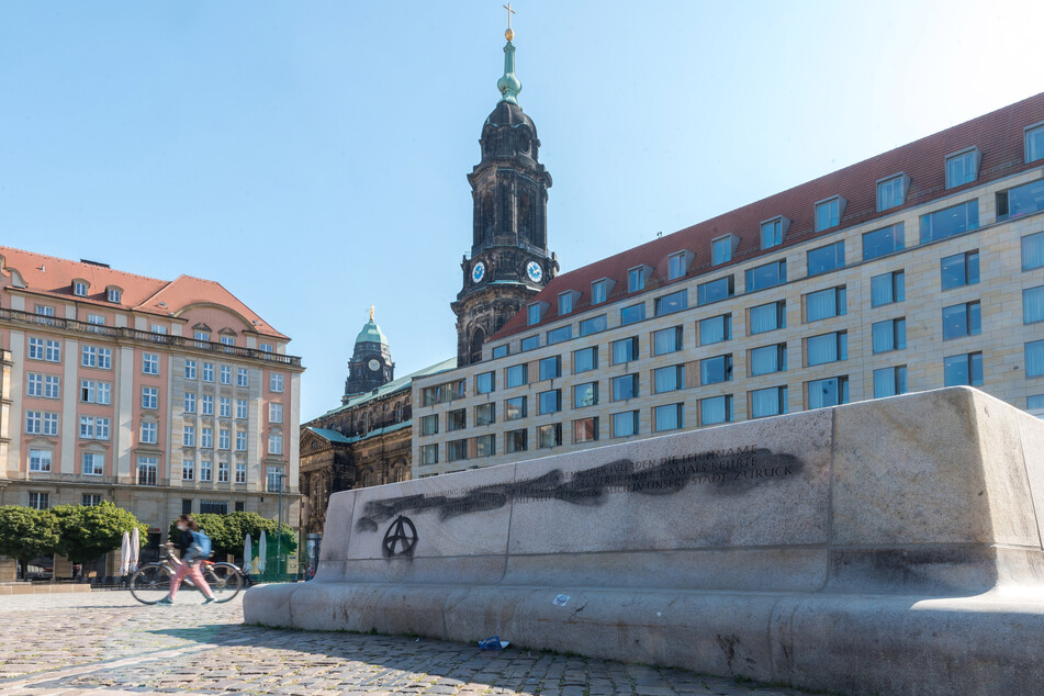 Die Schmierereien auf der Inschrift für die Opfer der Bombardierung Dresdens auf dem Altmarkt wurden entfernt.