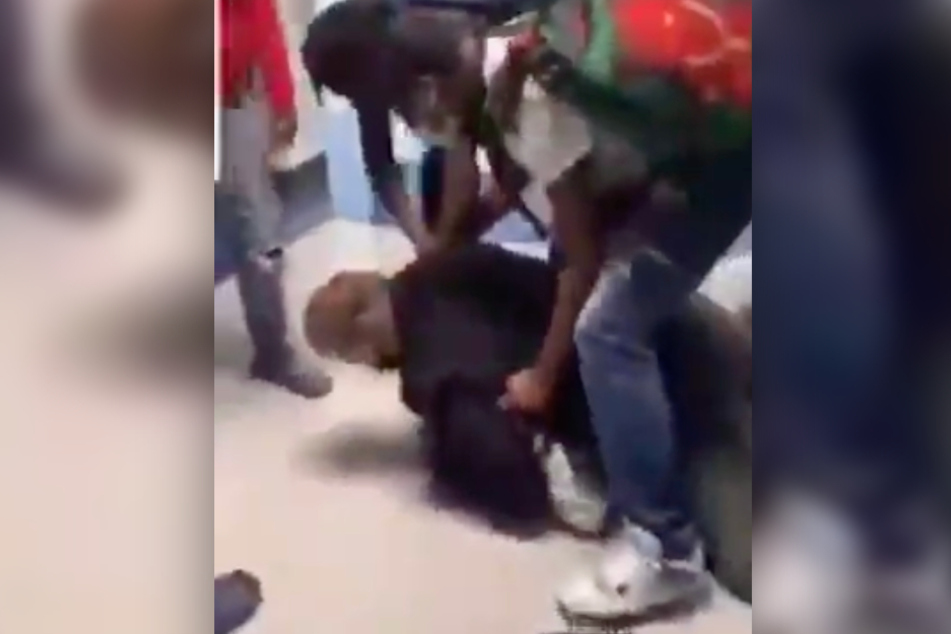 Eine Videoaufnahme zeigt Lehrer William Bennett (M.), der den 16-jährigen Jamir Strane (verdeckt) zu Boden drückt.