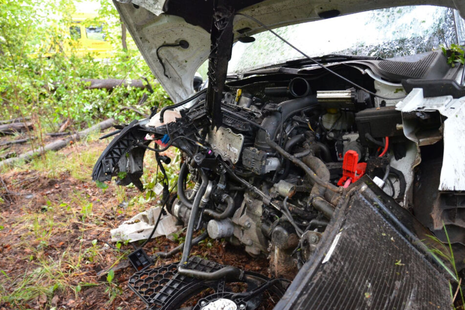 Trümmerfeld nach Unfall auf A67: Motorblock herausgerissen, Frau aus Wrack befreit