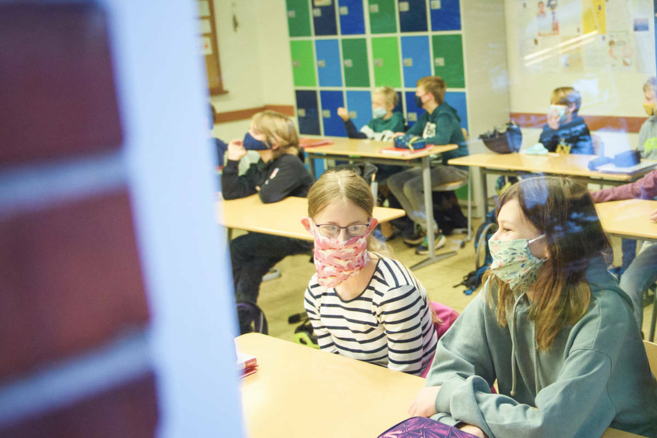 Gehören diese Bilder von Schülern mit Masken der Vergangenheit an? Die GEW hält Beeinträchtigungen im Unterricht durch die Corona-Pandemie auch im kommenden Schuljahr für möglich