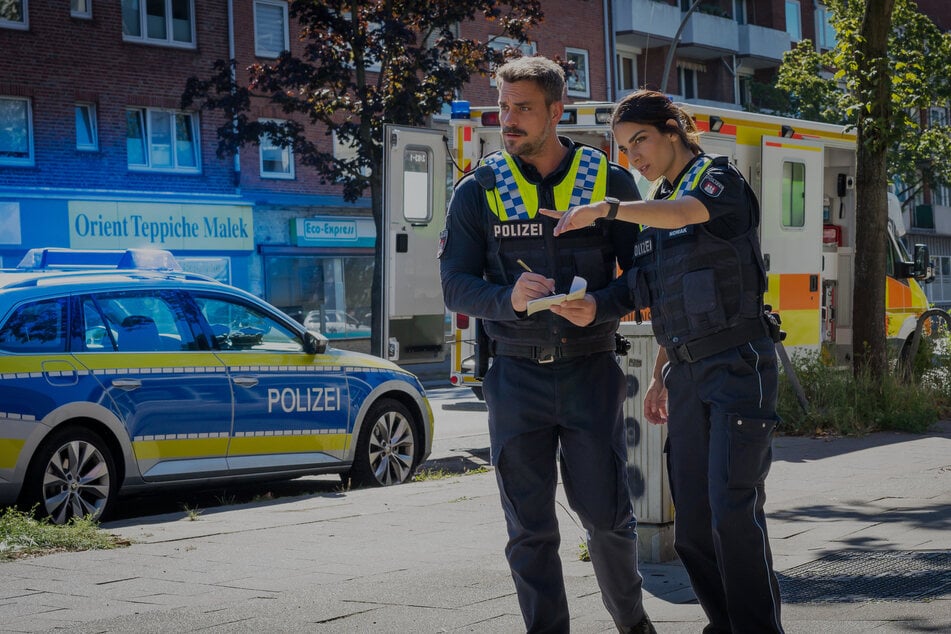 Kris Freiberg und Isa Nowak untersuchen den Unfallort.