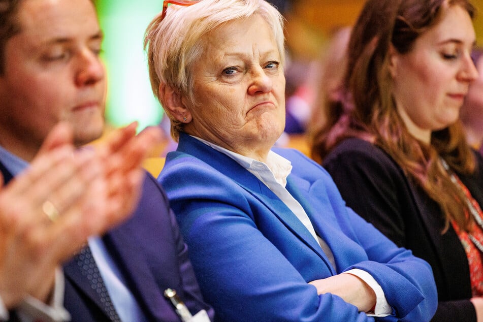 Renate Künast (66, Bündnis 90/Die Grünen), ehemalige Bundesagrarministerin, sitzt im Bundestag bei 19 Grad und friert!