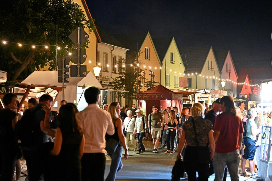 Wein, Livemusik und fantasievolles Wandertheater sorgen in Altkötzschenbroda für eine ganz besondere Festatmosphäre.