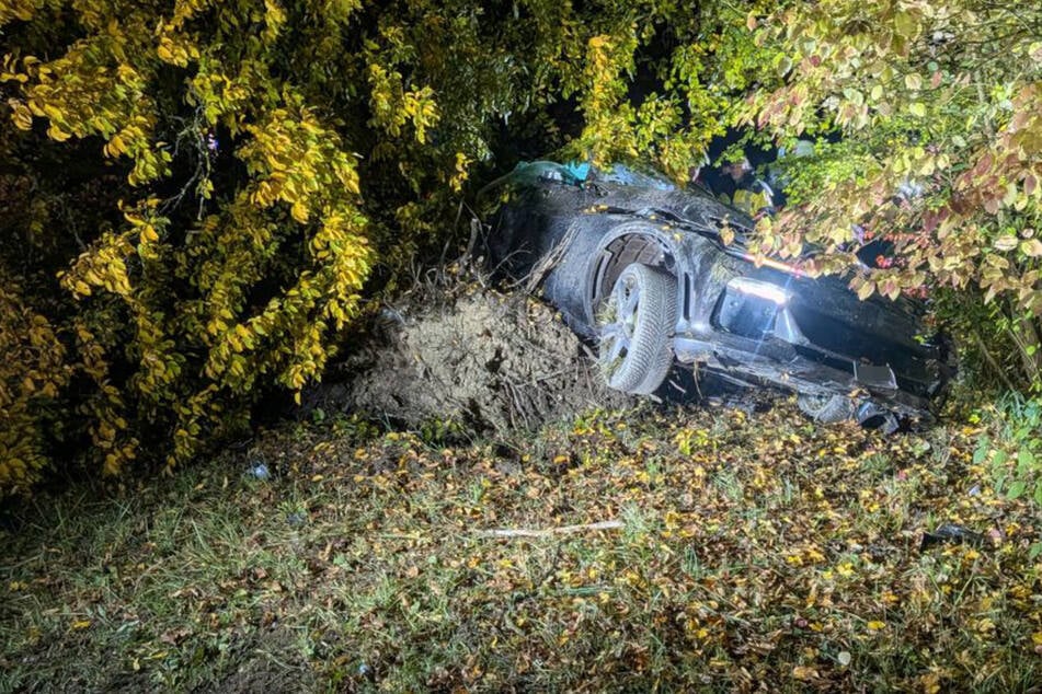 400.000 Euro Schaden: Luxus-Ferrari zerschellt an Baum neben A81