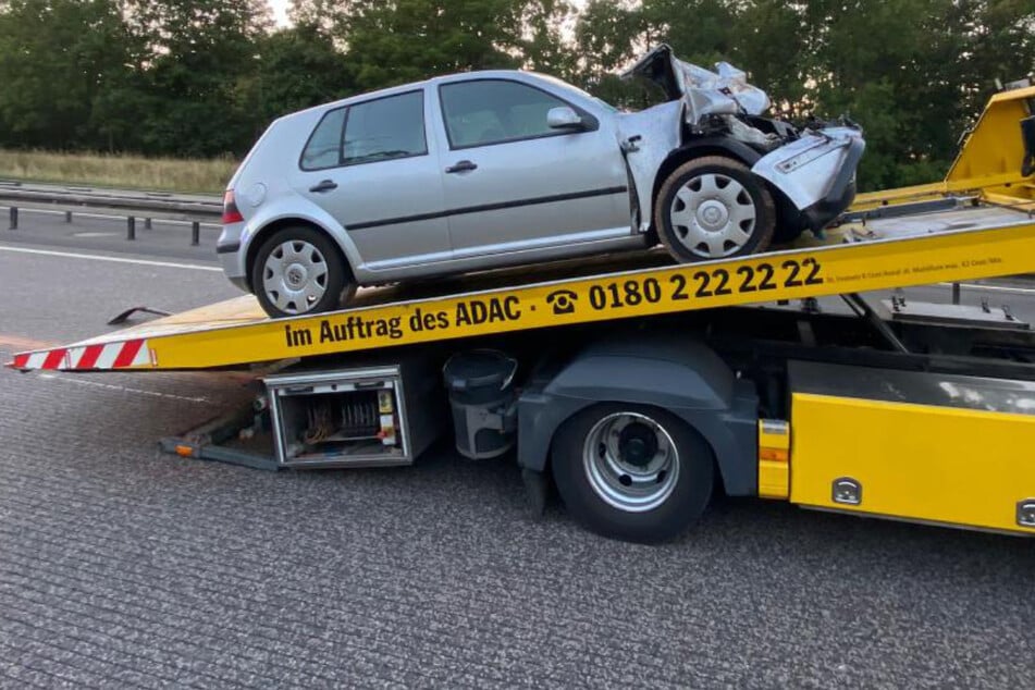Unfall A4: VW Golf kracht in Lkw: A4 Richtung Dresden für 1,5 Stunden voll gesperrt