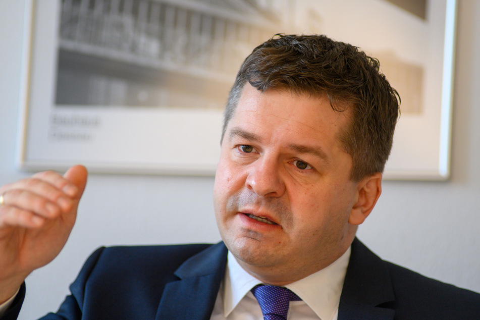 Wirtschaftsminister Sven Schulze (43, CDU) setzt sich für die Investorensuche für die Salzwedeler Baumkuchen ein.