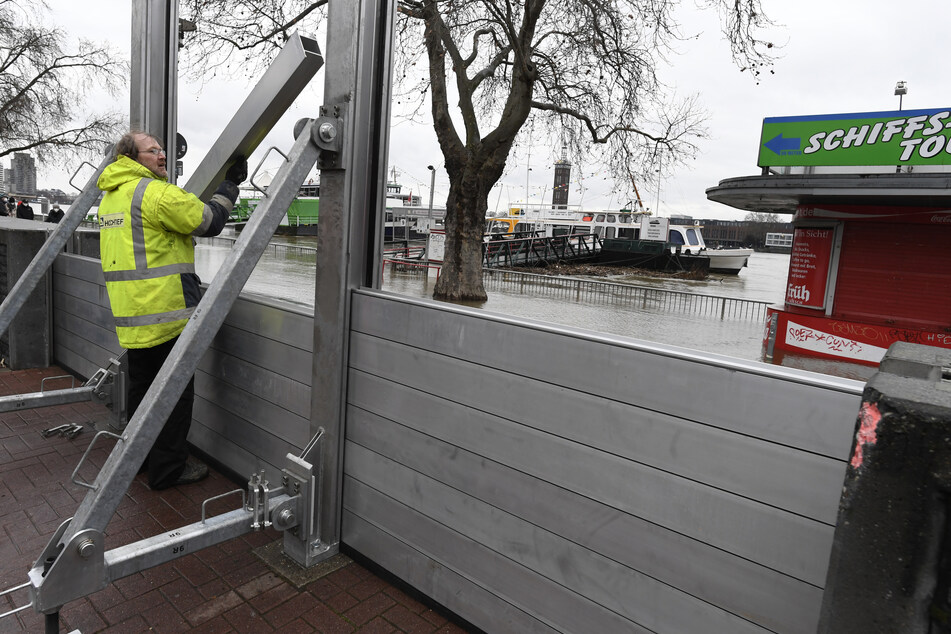 Die Stadt Köln muss den Abbau der Hochwasser-Schutzwände verschieben, weil diese in der Altstadt und in Porz durch die kalten Temperaturen festgefroren sind.