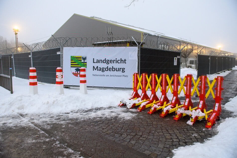 Der Prozess wird in dem extra erbauten Gerichtsgebäude fortgesetzt.