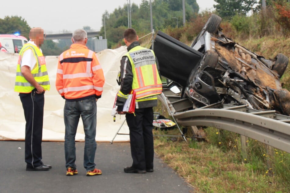 Tödlicher Unfall auf der A45: Ein BMW X1 geriet in die Leitplanke und überschlug sich.
