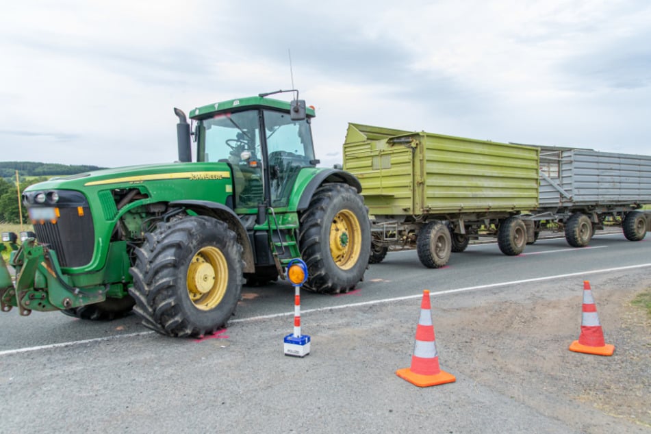 Der Traktor-Fahrer wollte in einen Feldweg abbiegen, als es zum Zusammenstoß kam.