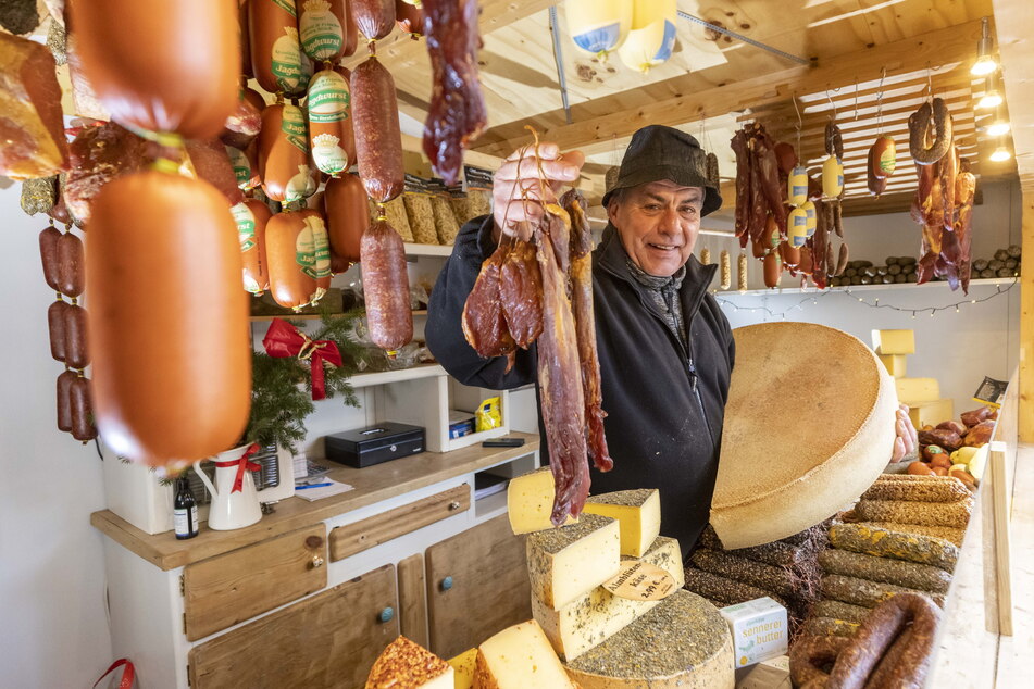 Mitarbeiter Mirko Klee (55) verkauft am Metzner-Stand vorm Simmel Wurst und Käse für Genießer.