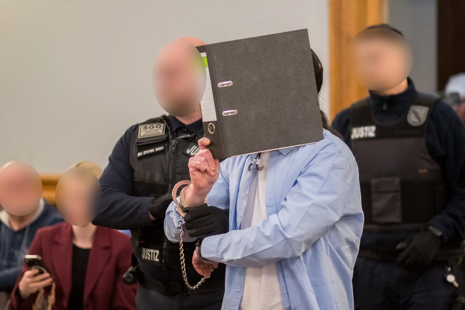 Vor Gericht immer den Aktendeckel vorm Gesicht - Nick W. wurde am Donnerstag zu einer lebenslangen Freiheitsstrafe verurteilt.