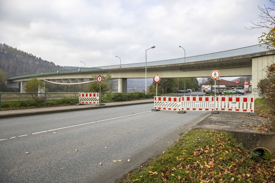 Nach Dresdens Carolabrücke ist auch die Schandauer Elbbrücke komplett dicht.