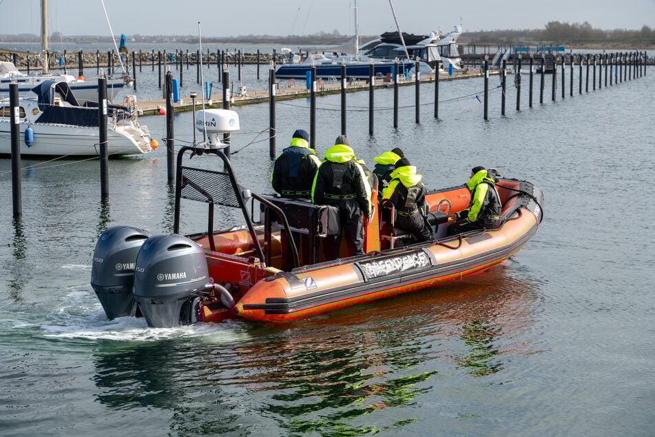 Rettungskräfte sind am Dienstag mit Booten unterwegs.