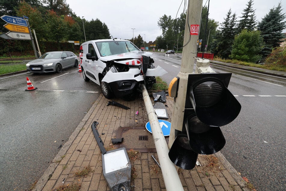 Ein Transporter krachte gegen ein Schild, eine Laterne und eine Ampel.