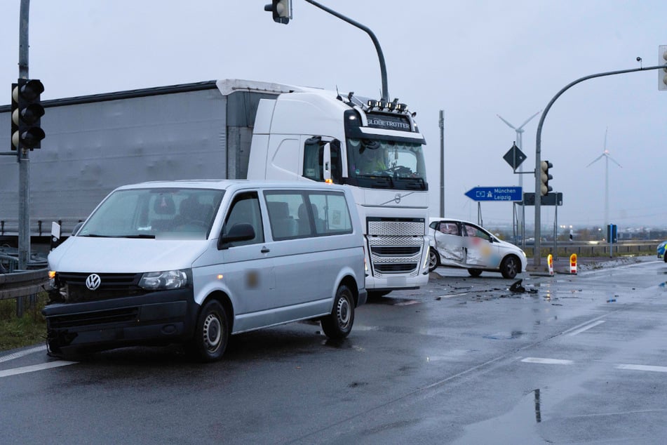 Der weiße Seat und der VW-Bus sind am Morgen an der A9-Auffahrt bei Bitterfeld zusammengekracht.