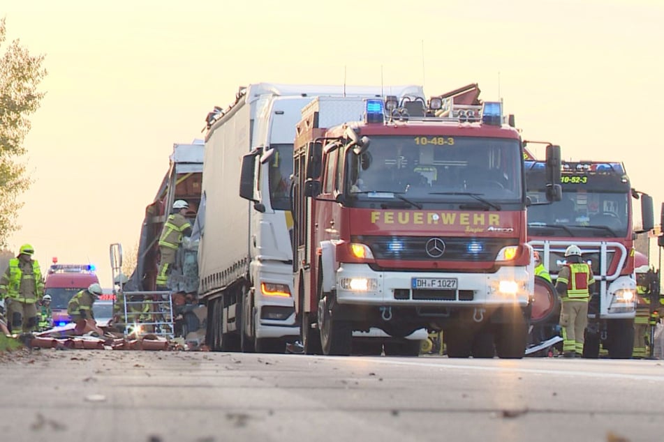 Die Autobahn musste infolge des Unfalls in Fahrtrichtung Hamburg voll gesperrt werden.