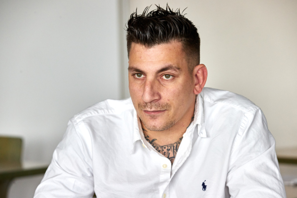 Gzuz (32) muss sich den Vorwürfen vor Gericht stellen.