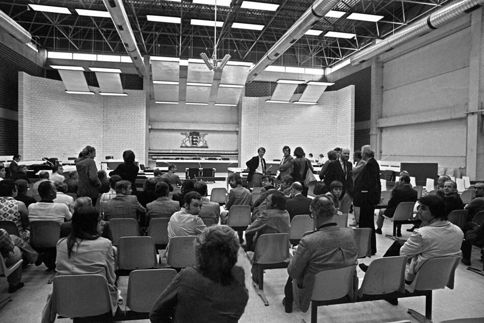 Blick in den Zuschauerraum des Gerichtssaals vor Prozessbeginn am 21. Mai 1975 in der Mehrzweckhalle in Stuttgart-Stammheim. Dort begann der Prozess gegen die Terroristen Andreas Baader, Ulrike Meinhof, Gudrun Ensslin und Jan-Carl Raspe, den sogenannten harten Kern der Roten Armee Fraktion.
