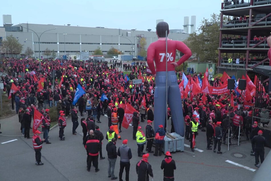 Vor dem Mercedes-Werk in Sindelfingen versammelten sich Tausende Menschen.