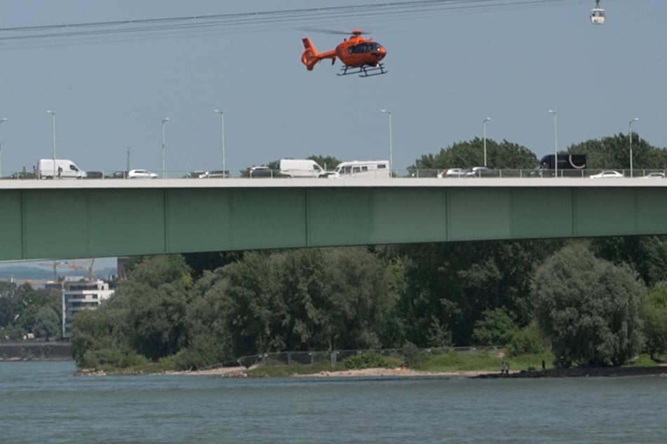 Auch ein Hubschrauber unterstützte die Einsatzkräfte bei der Suche.