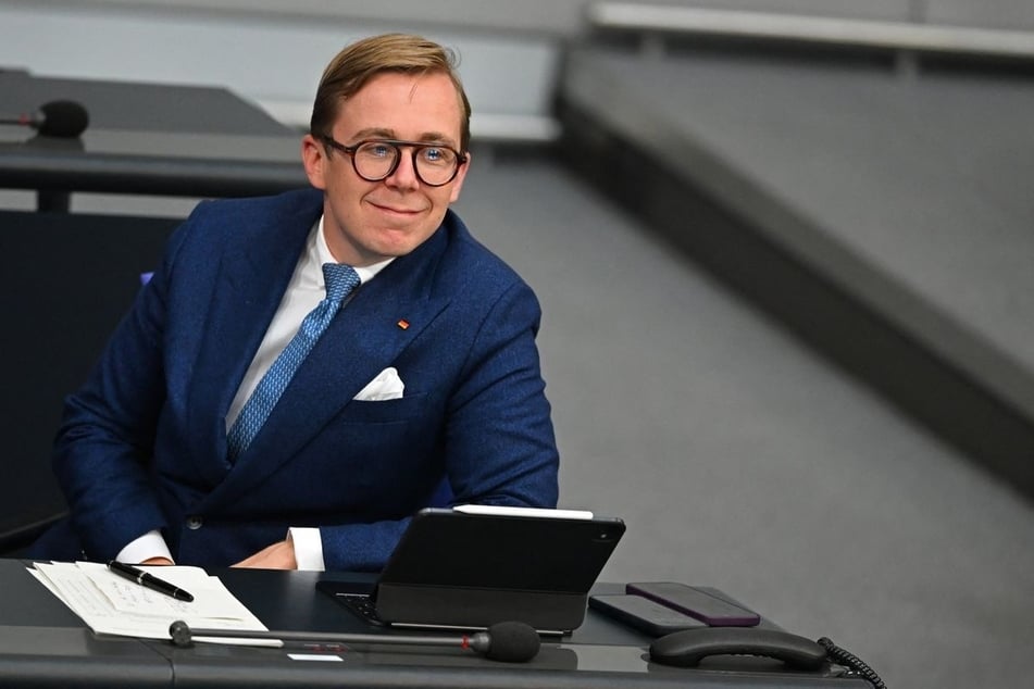 Nach Kritik an Philipp Amthors (33, CDU) Strandkorb im Kanzleramt soll das Möbelstück wieder zurück nach Mecklenburg-Vorpommern.