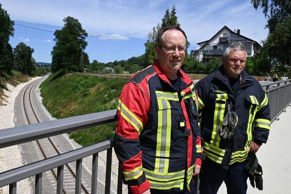 Feuerwehrmann Stefan Kuc (l.) und Einsatzleiter Thomas Steinhardt haben den dramatischen Einsatz noch bildlich vor sich.