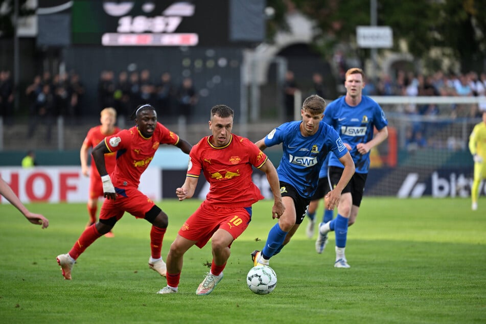 Brajan Gruda (22, 2.v.l.) erzielte beim 6:0 in Trier das erste Tor, bereitete das zweite vor.